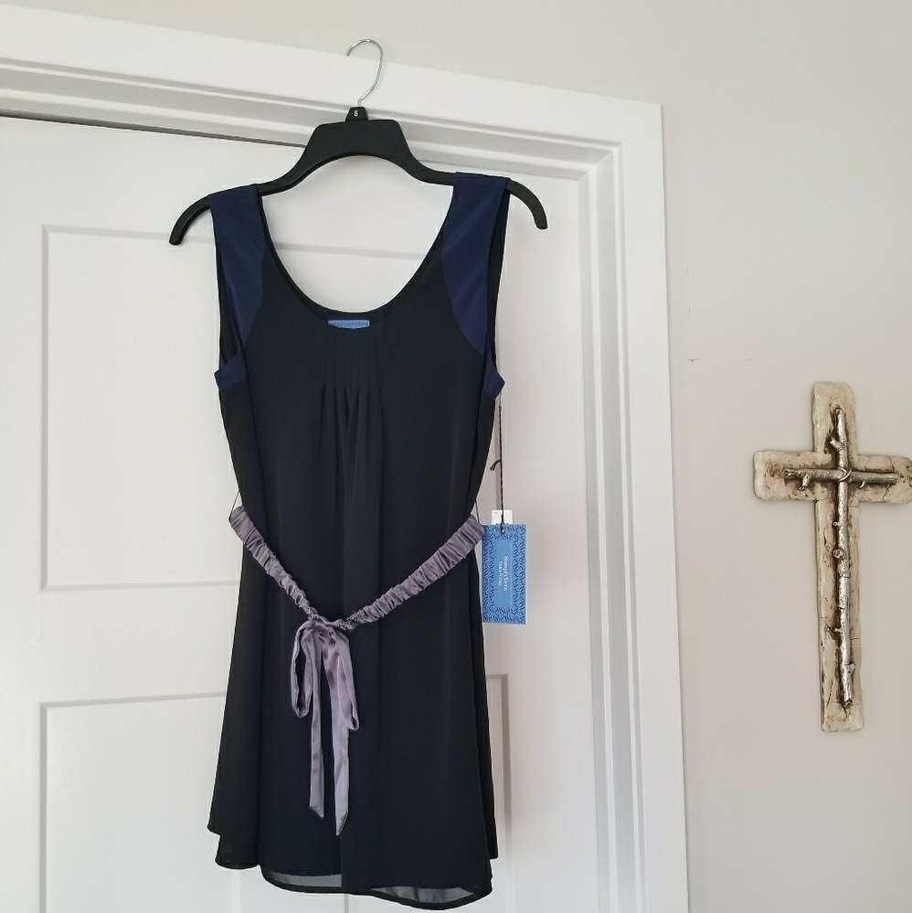Vera Wang sleeveless blouse